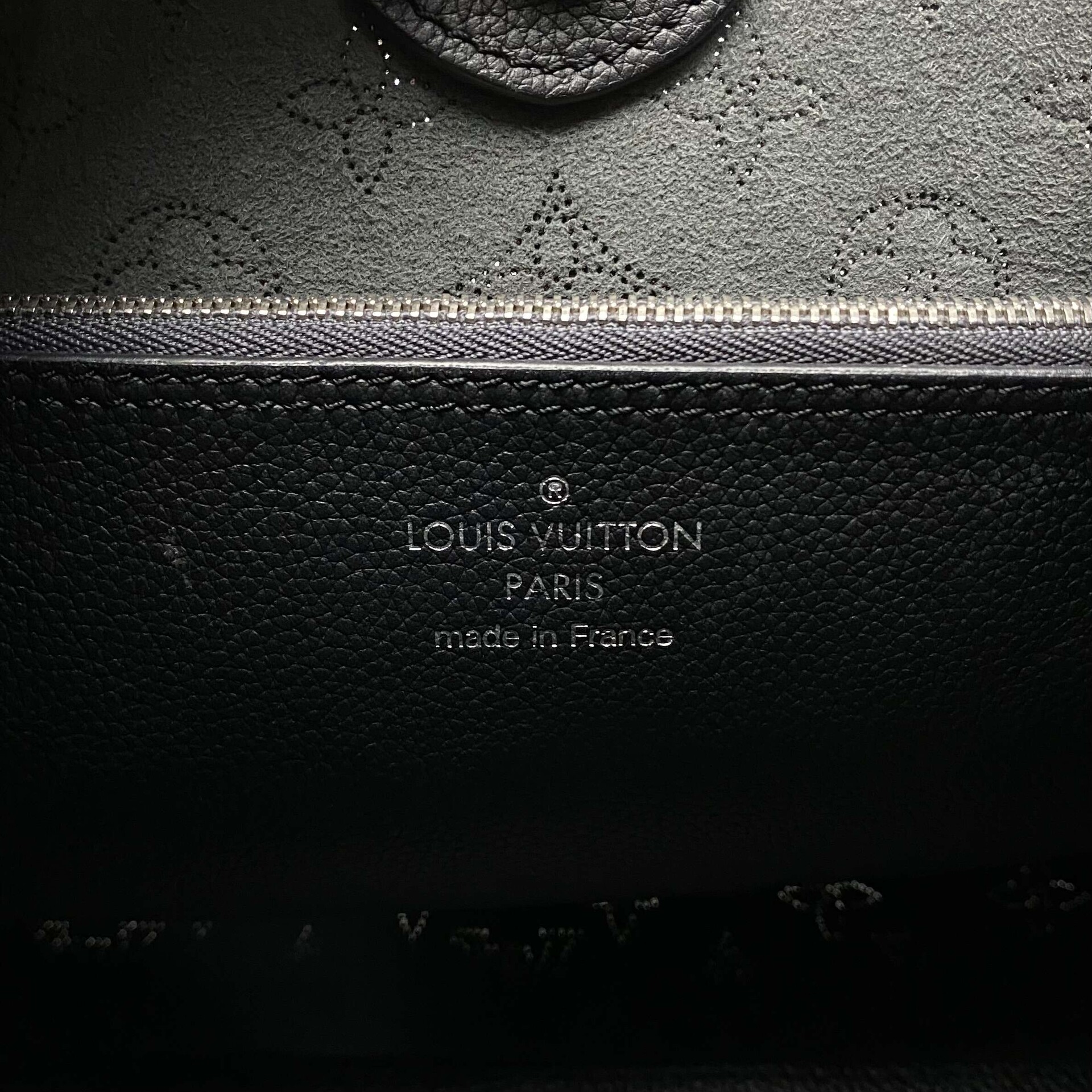 Bolsa Louis Vuitton Carmel Hobo Mahina Preta