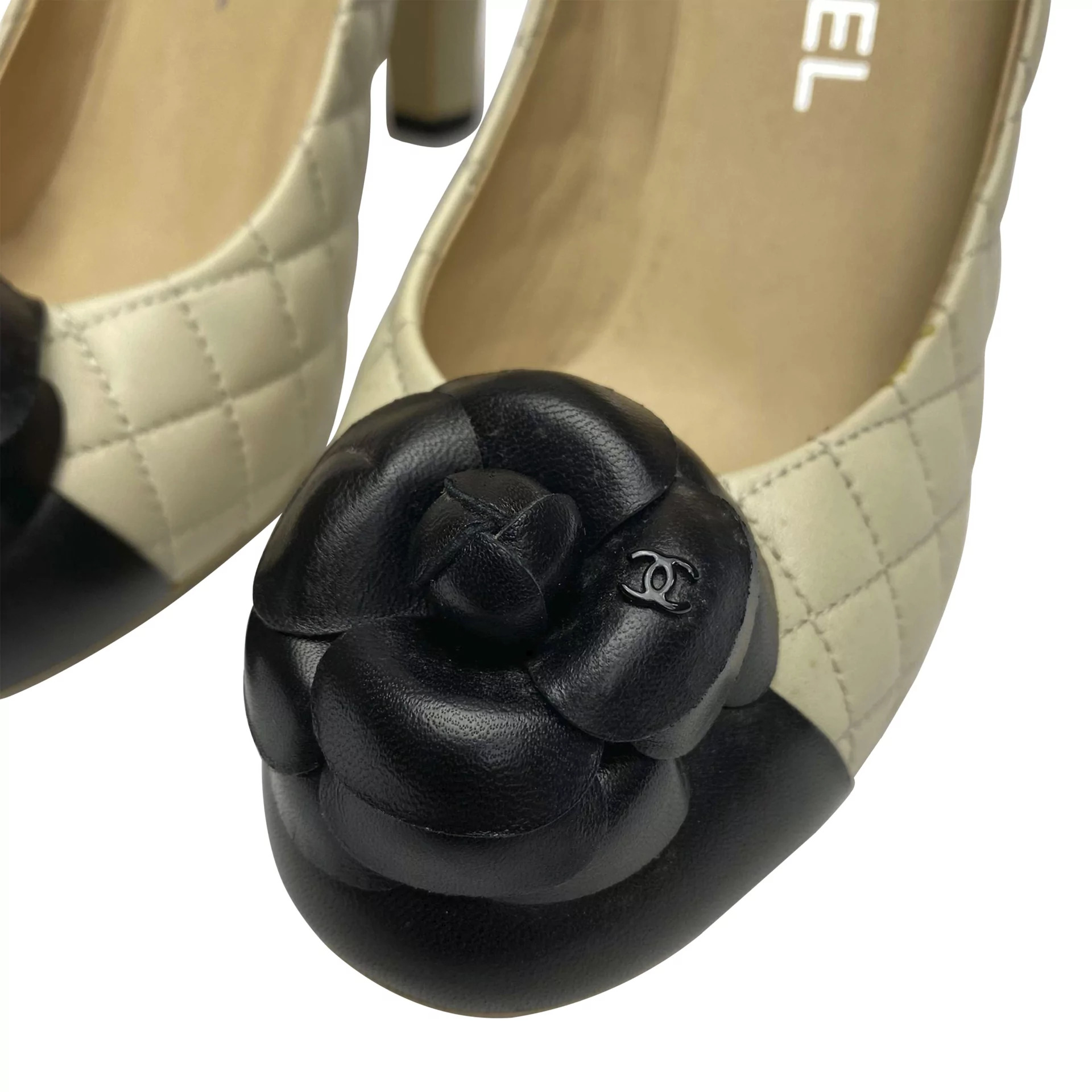 Sapato Chanel Camellia CC Quilted Pumps