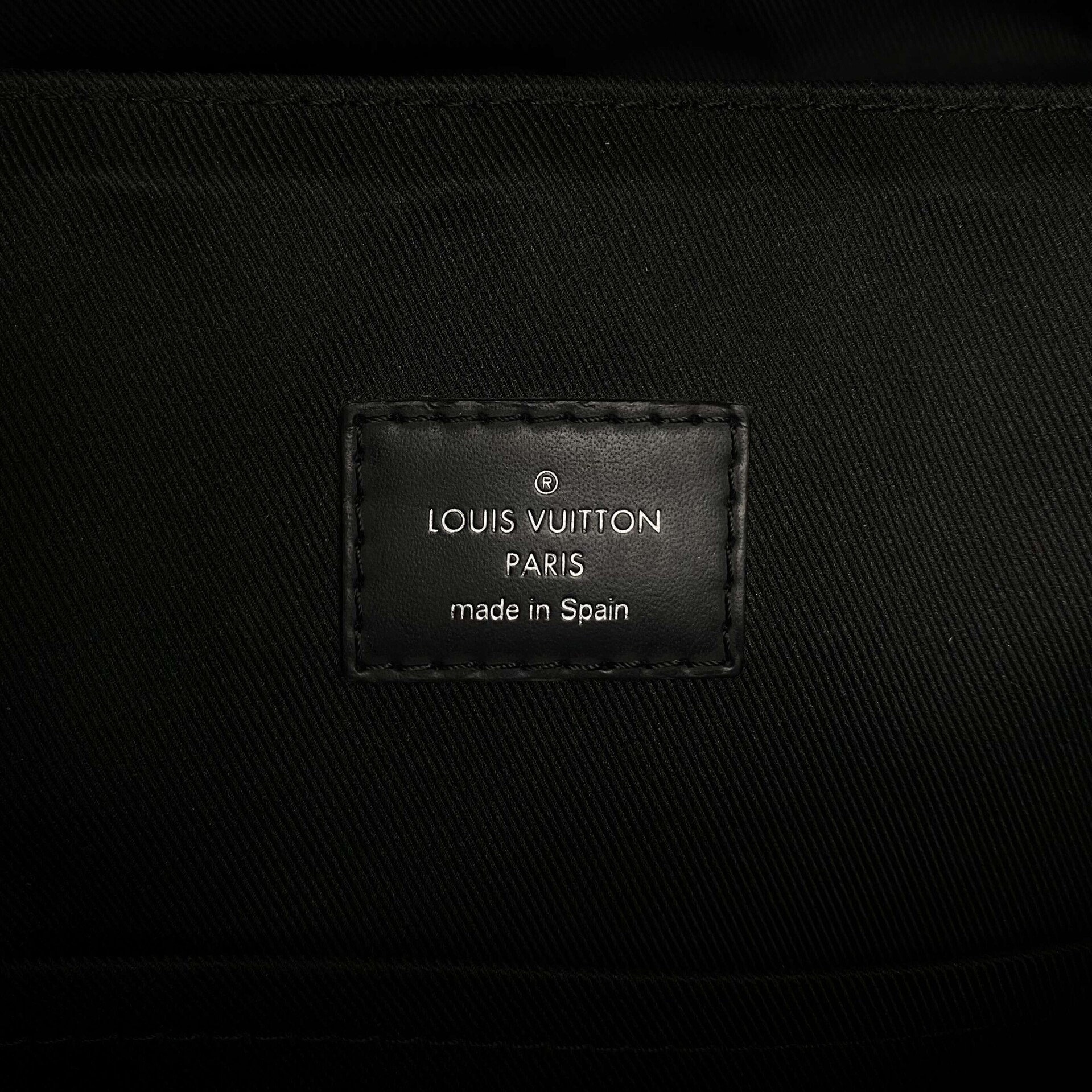 Bolsa Louis Vuitton District MM Monogram Eclipse