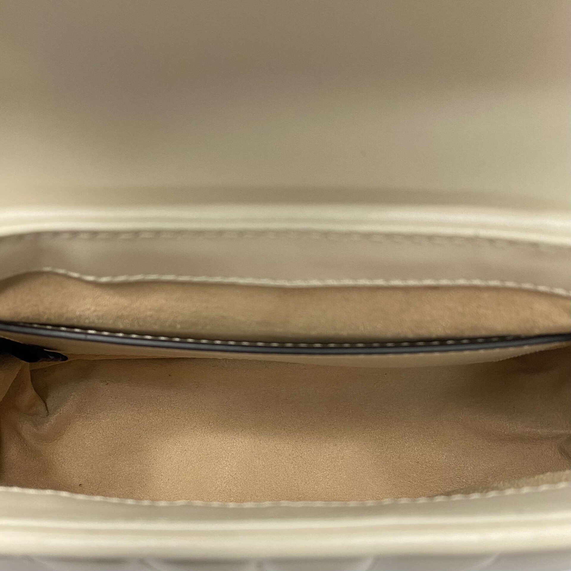 Bolsa Gucci GG Marmont Off White