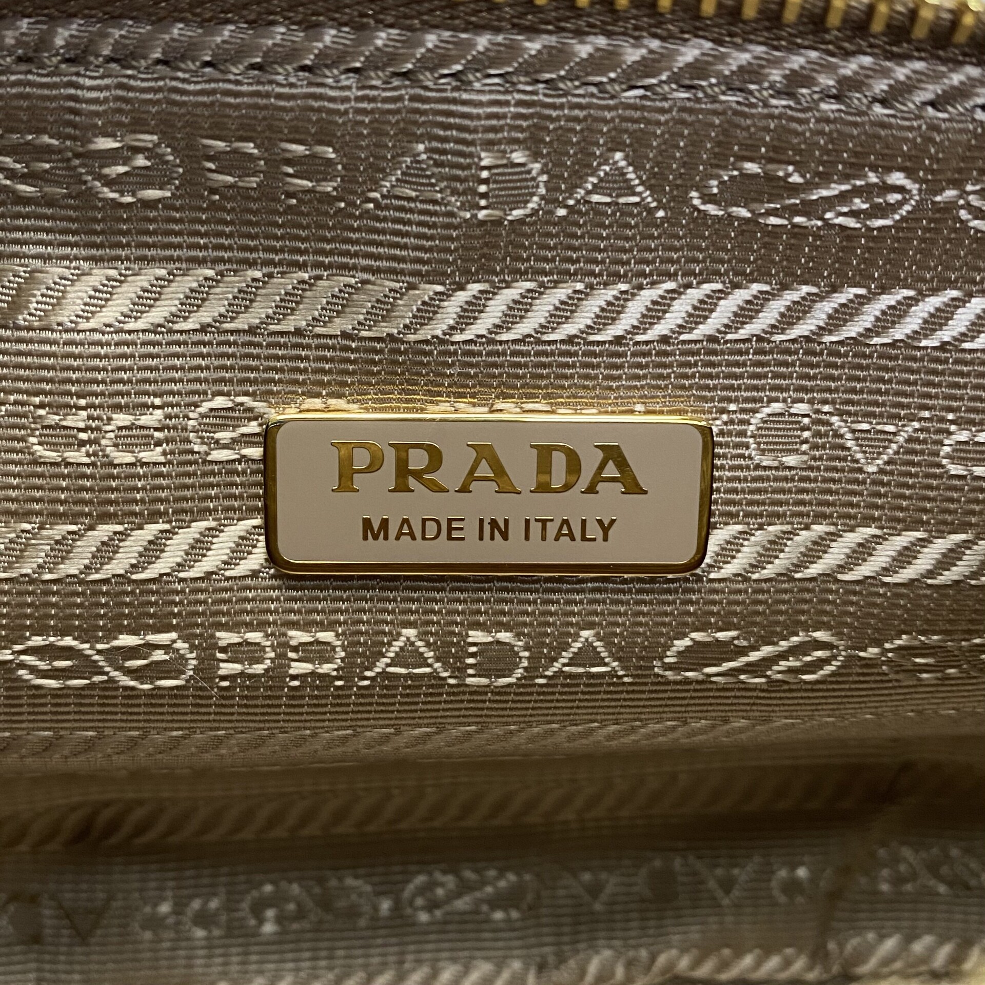 Bolsa Prada Re-Edition 2002 Pequena