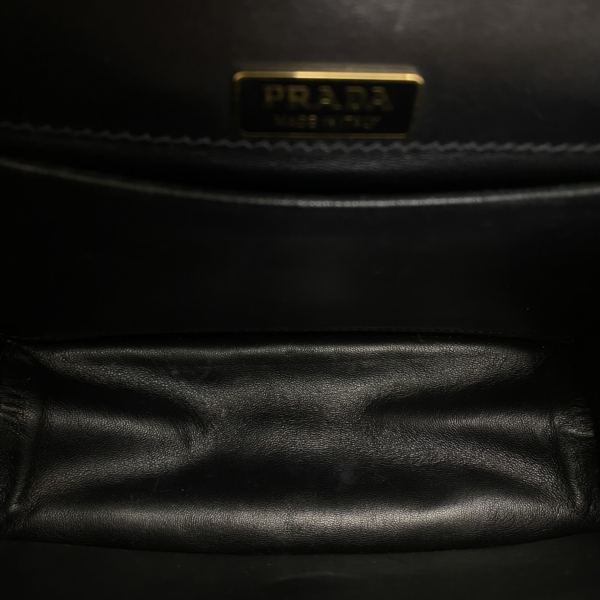 Bolsa Prada Lion Cahier Preta
