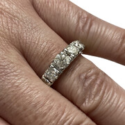 Meia Aliança Ouro Branco com Diamantes