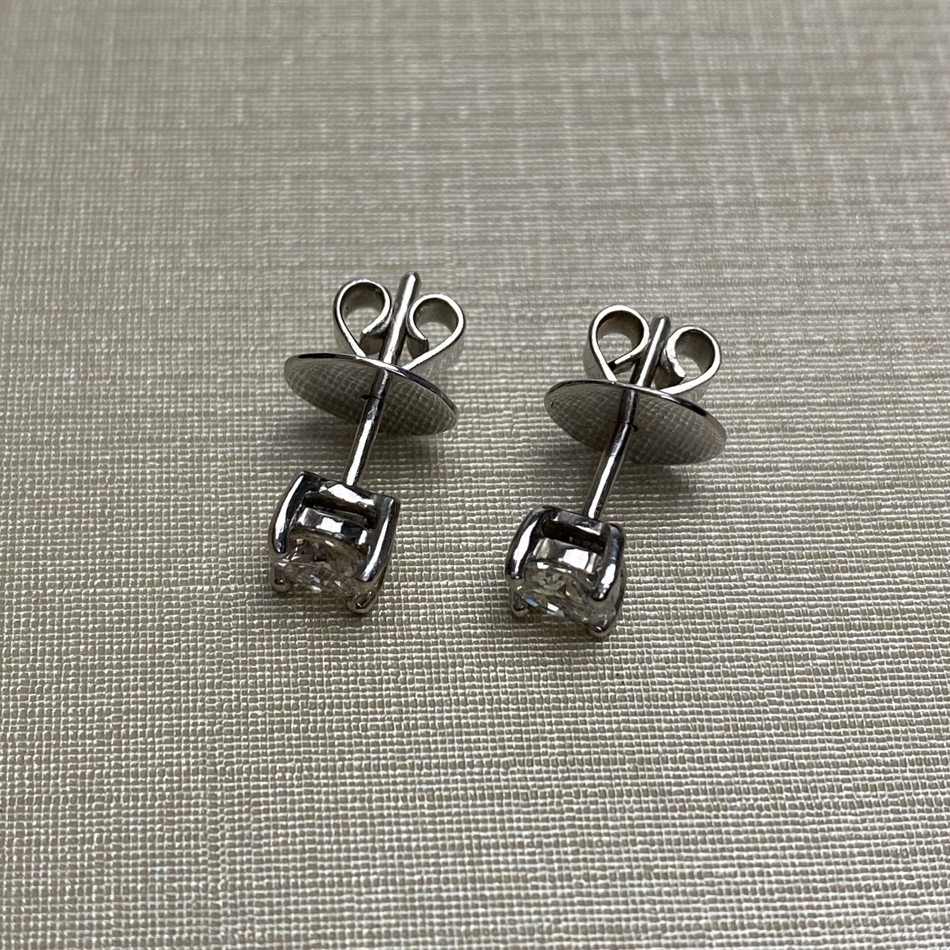 Par de Brincos Solitários - 0.72 ct.